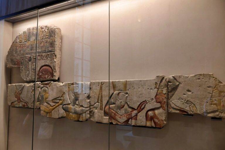 Svarīgi, Luvra, Luvras muzejs, Parīze, Francija, ūdens bojājumi, bojātas grāmatas, ēgiptoloģija