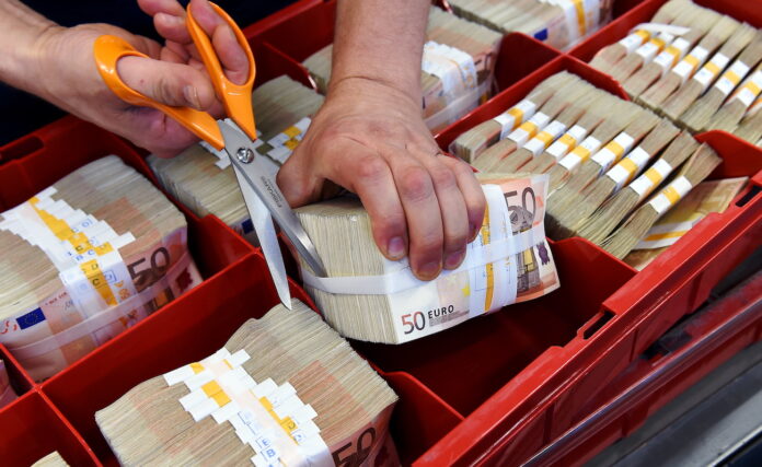 krāpšana bankās, telefonkrāpšana, investīciju krāpšana, finanšu krāpšana Latvijā, banku klientu drošība, Finanšu nozares asociācija, krāpšanas gadījumi, izkrāpta nauda, maksājumu apstiprināšana, banku drošība, Swedbank, SEB banka, Citadele, Luminor