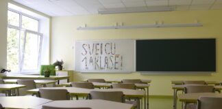 pedagogu algas, skolotāju algas, pedagogu atalgojums, izglītības nozare, IZM, valdības lēmums, algu iesaldēšana, publiskais sektors, izglītības budžets, skolotāju darba samaksa, akadēmiskā personāla algas, izglītības finansējums Latvijā