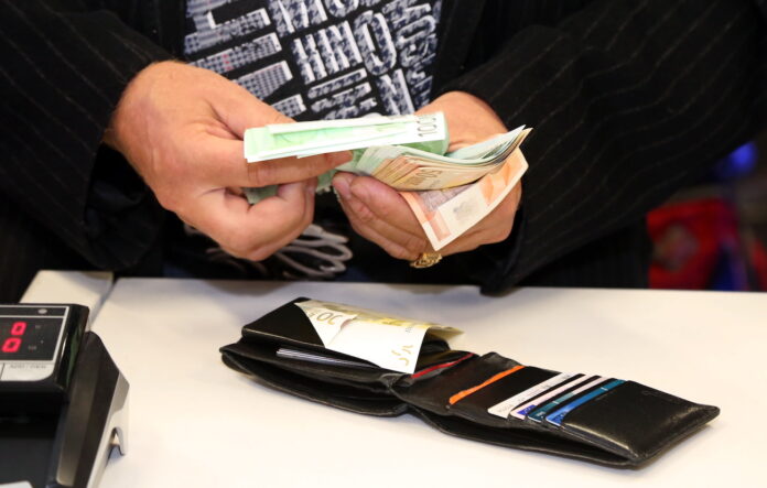 vidējā alga Latvijā, algas 2025, CSP dati, bruto alga, neto alga, algas pieaugums, darba samaksa Latvijā, vidējā alga reģionos, algas nozarēs, Rīga Latgale atalgojums, darba tirgus tendences,