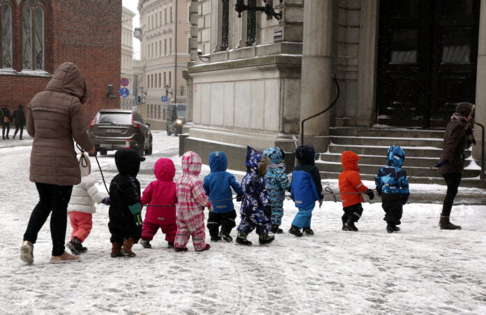 dzimstība Latvijā, jaundzimušo skaits, demogrāfija Latvijā, CSP dati, mirstība Latvijā, iedzīvotāju skaits, laulību skaits, dzimušo un mirušo attiecība, demogrāfiskā krīze, iedzīvotāju skaita samazinājums