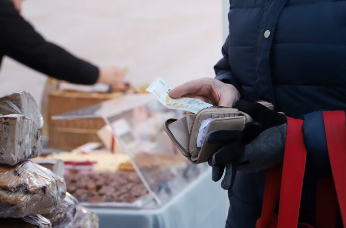 Eirobarometrs, iedzīvotāju apmierinātība Latvijā, dzīves kvalitāte, dzīves dārdzība, inflācija Latvijā, veselības aprūpe, ekonomiskā situācija, uzticēšanās ES, Latvijas sabiedrības noskaņojums, Krievijas iebrukums Ukrainā, imigrācija, ES problēmas, sabiedriskā doma