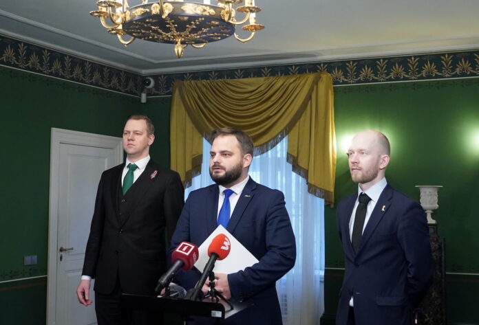 Saeimas koalīcija, Evikas Siliņas valdība, kvoruma problēmas, Saeimas balsojumi, politiskā nestabilitāte, JV ZZS Progresīvie, Izglītības likuma grozījumi, tālmācība, Saeimas darbs, valdības stabilitāte, Latvijas politika