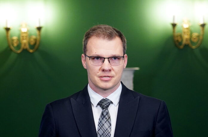 valdošā koalīcija, valdības krīze, Raivis Dzintars, Nacionālā apvienība, Saeimas opozīcija, valdības stabilitāte, Jaunā Vienotība, Evika Siliņa, politiskā situācija Latvijā, Saeimas vēlēšanas, valdības maiņa