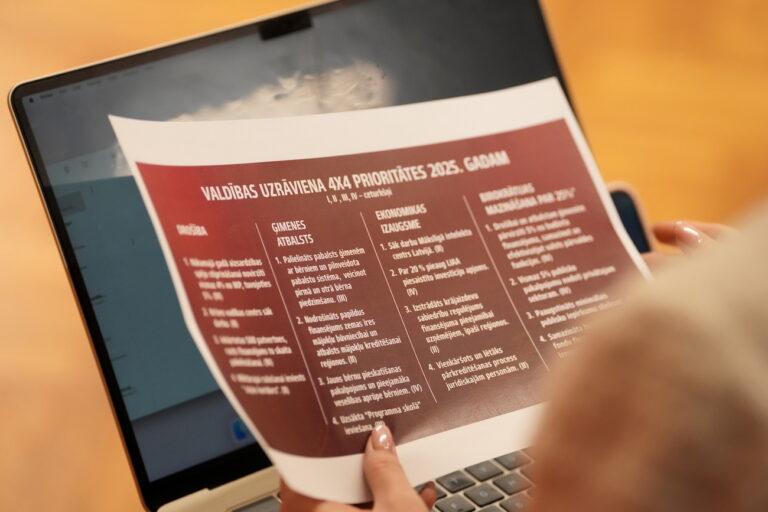 valdības restarts, birokrātijas mazināšana, Latvijas valdība, Jānis Endziņš, valdības uzrāviens, birokrātija Latvijā, politiskie reitingi, valdības kritika, Saeimas vēlēšanas 2026, valsts pārvalde, politiskā atbildība, ministru nomaiņa, valdības darba izvērtējums