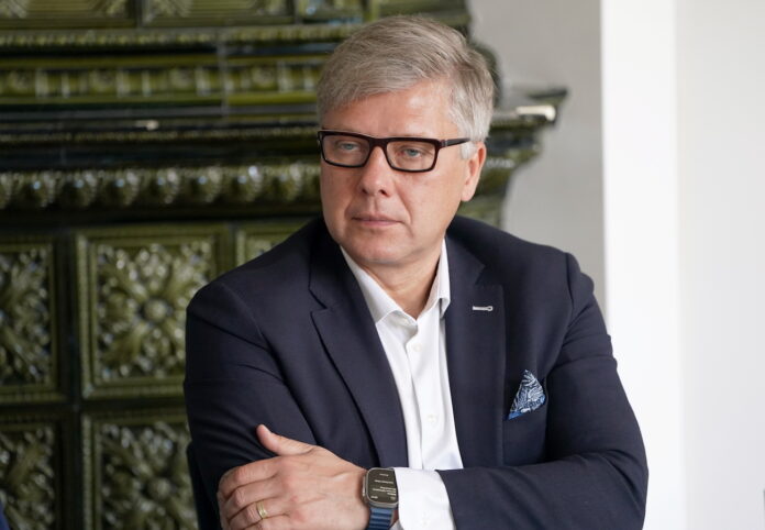 Brandavs, Nils Ušakovs, EP deputāts noliedz, kukuļa apsolīšana, “Rīgas mikroautobusu satiksme”, RMS kukuļlieta, LTV De facto, korupcijas lieta Rīgā, prokuratūras vienošanās, Krimināllikums, Latvijas politika