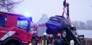 VUGD, auto Daugavā, glābšanas darbi Daugavā, automašīna nogrimst Daugavā, 11. novembra krastmala, Vanšu tilts negadījums, Daugavas spēcīgā straume,