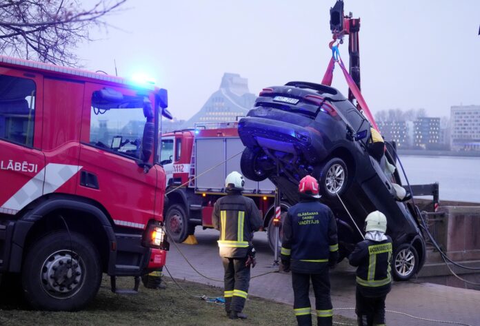 VUGD, auto Daugavā, glābšanas darbi Daugavā, automašīna nogrimst Daugavā, 11. novembra krastmala, Vanšu tilts negadījums, Daugavas spēcīgā straume,