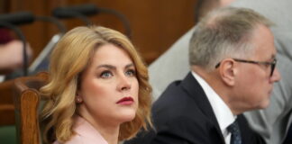 Evika Siliņa, valdības stabilitāte, valdības krišana, Latvijas koalīcija, Siliņa intervija, opozīcijas kritika, 2026. gada budžets, politiskā stabilitāte Latvijā, kredītreitings Latvijā, valdības darbs,