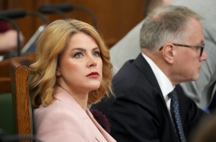 Evika Siliņa, valdības stabilitāte, valdības krišana, Latvijas koalīcija, Siliņa intervija, opozīcijas kritika, 2026. gada budžets, politiskā stabilitāte Latvijā, kredītreitings Latvijā, valdības darbs,