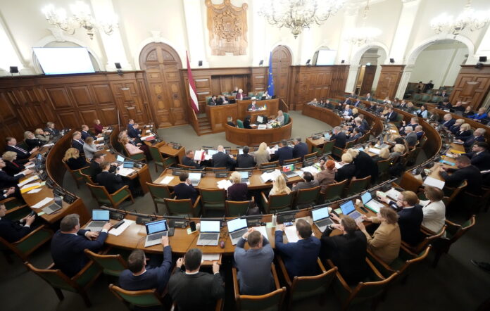 Saeima pieņem budžetu, valsts budžets 2026, budžeta deficīts, izmaiņas nodokļos, akcīzes nodokļa izmaiņas,