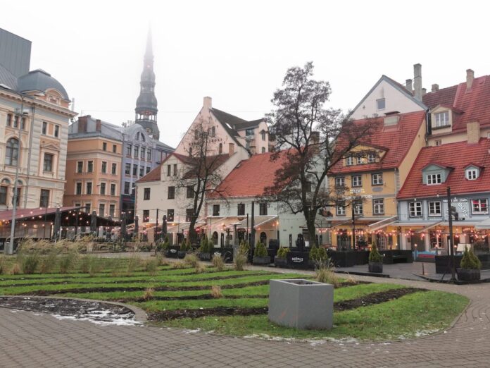 laikapstākļi Latvijā, pirmdienas prognoze, migla Latvijā, dūmaka, sinoptiķu brīdinājums, redzamība uz ceļiem, LVĢMC, temperatūra Latvijā,