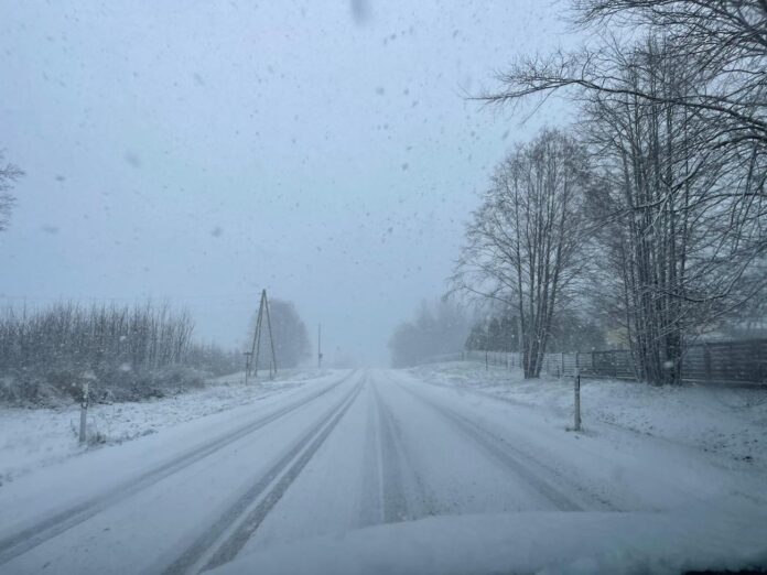 laikapstākļi Latvijā, laika prognoze, stipra snigšana, putenis Kurzemē, sniegs Latvijā, sals Latvijā, brāzmains vējš, vējš līdz 23 m/s, sniega sega, laikapstākļi Jaunajā gadā, ziemas laiks, Baltijas jūra, Rīgas līcis