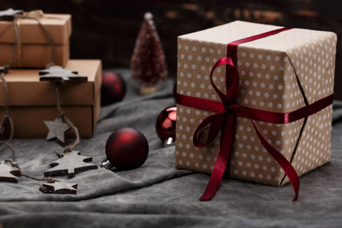 Ziemassvētku dāvanas, Ziemassvētku tradīcijas, dāvanu vēsture, Saturnālijas, āmuļa tradīcija, Ziemassvētku izcelsme, Ziemassvētku vēsture, Viktorijas laikmets, Ziemassvētku paražas