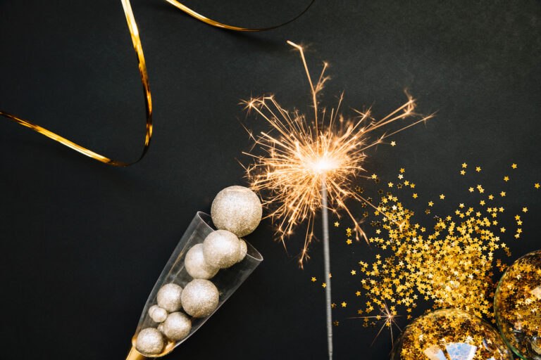 Jaungada ticējumi, Jaungada rituāli, naudas rituāli, naudas piesaistīšana, labklājības rituāli, kā piesaistīt naudu, pilns maks ticējums, nauda kurpē, zivju zvīņas makā, atdot parādus Jaunajā gadā,