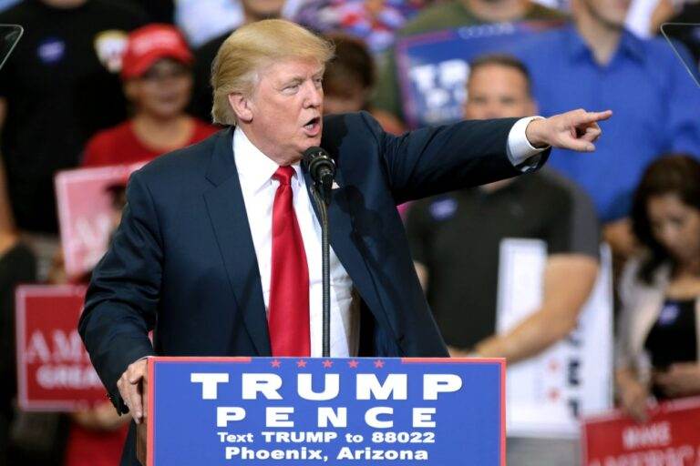 Tramps draud ar tarifiem valstīm, kas viņu neatbalstīs Grenlandes lietā