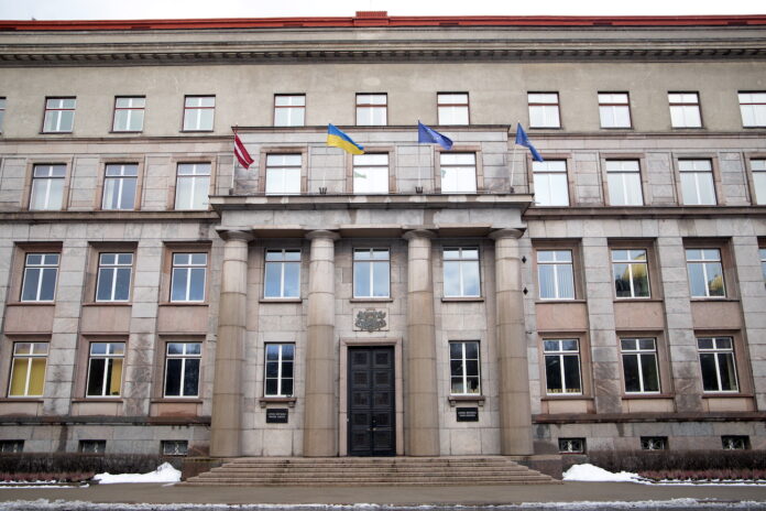 valsts pārvaldes algas, ministriju atalgojums, Valsts kontrole, atlīdzības reforma, ierēdņu algas, piemaksas valsts pārvaldē, ministriju budžeti, nevienlīdzība algās, publiskā sektora atalgojums, Korčagins