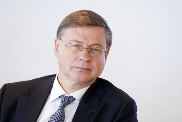 Valdis Dombrovskis, Eiropas Savienība, ES aizsardzība, ASV drošības garantijas, Eiropas drošība, NATO aizsardzības izdevumi, Krievijas draudi, karš Ukrainā, Davosas forums, Pasaules Ekonomikas forums, ES un ASV attiecības, militārā drošība Eiropā