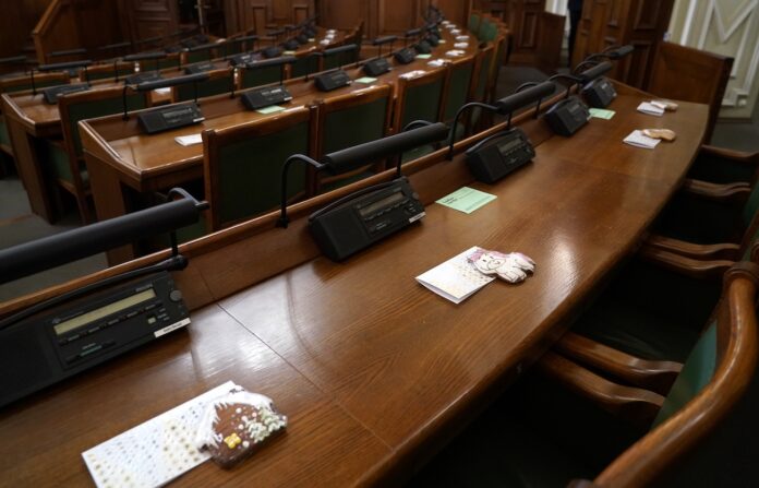 Latvijas valdība, koalīcija, valdības stabilitāte, Saeimas vēlēšanas, politiskā situācija Latvijā, koalīcijas strīdi, priekšvēlēšanu periods, Latvijas politika, valdības krīze, politologu vērtējums, opozīcija Latvijā