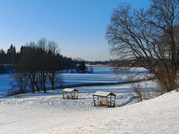 laika prognoze Latvijā, sniegs Latvijā, sals līdz -20 grādiem, laikapstākļi, snigšana, slideni ceļi, aukstums, ziemas laikapstākļi, vējš Kurzemes piekrastē, sinoptiķu prognoze