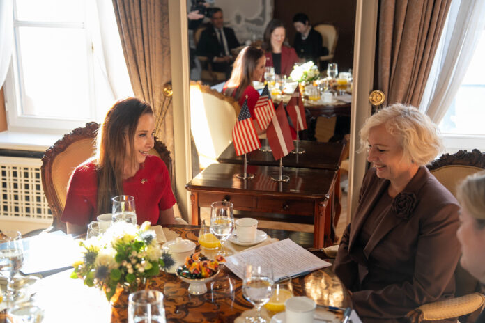 Daiga Mieriņa, Saeimas priekšsēdētāja, Melisa Ardžirosa, Melissa Argyros, ASV vēstniece Latvijā, Latvijas–ASV attiecības, ASV stratēģiskais partneris, aizsardzības budžets