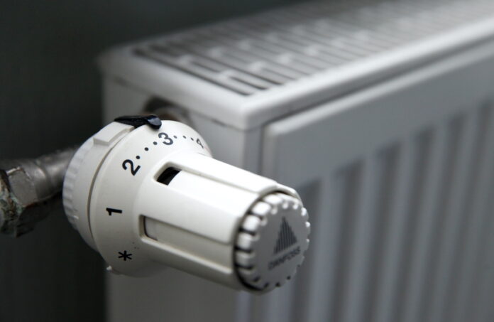 apkures rēķini, siltumenerģijas izmaksas, valsts atbalsts apkurei, mājokļa pabalsts, dalītie maksājumi, izlīdzinātie maksājumi, Viktors Valainis, siltumapgāde Latvijā, apkures sadārdzinājums, atbalsts mājsaimniecībām, atbalsts uzņēmumiem, Rīgas siltums