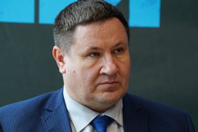 Egils Helmanis, Ogres novads, Ogres mērs, atkāpšanās no amata, Ogres dome, Nacionālā apvienība, pielaide valsts noslēpumam, VARAM, Raimonds Čudars, Veselības inspekcija, ārkārtas domes sēde, pašvaldību politika