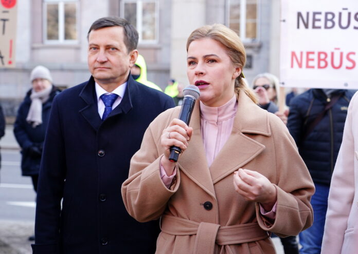 Armands Krauze, Evika Siliņa, kokrūpnieku lieta, valsts atbalsts kokrūpniekiem, Latvijas valsts meži, LVM cenu korekcijas, valdības krīze, zemkopības ministra demisija, dienesta pārbaude, Progresīvie, Andris Šuvajevs, Ģenerālprokuratūra, Valsts kontrole, koalīcijas konflikts