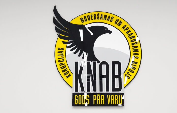 KNAB, kratīšanas, Ogres rajona slimnīca, Liepājas Reģionālā slimnīca, Eiropas prokuratūra, EPPO, procesuālās darbības, ES finanšu intereses, korupcijas izmeklēšana, veselības aprūpe, slimnīcu izmeklēšana, Latvija