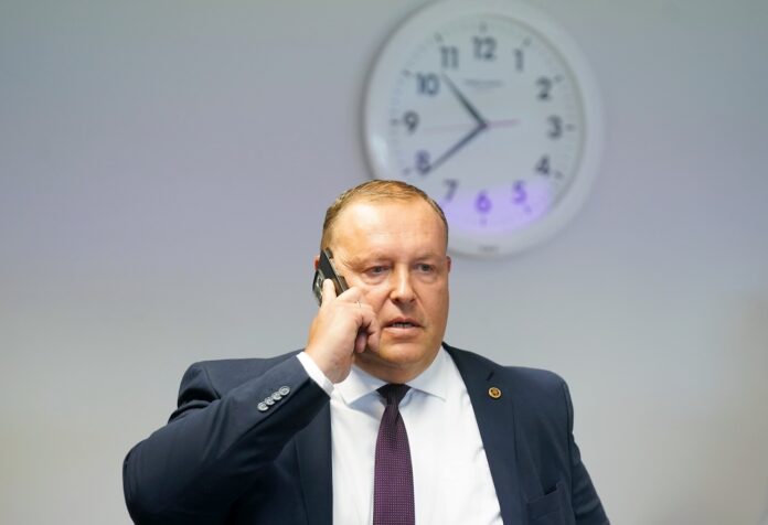 Rihards Kozlovskis, nereģistrētas SIM kartes, priekšapmaksas SIM kartes, telefonkrāpniecība Latvijā, SIM box aizliegums, Iekšlietu ministrija, krāpniecība pa telefonu, senioru krāpšana, Apvienotais saraksts, Finanšu nozares asociācija