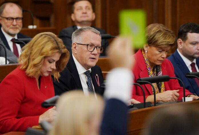 Evika Siliņa, Progresīvie, ZZS, Zaļo un Zemnieku savienība, Filip Rajevskis, kokrūpnieku skandāls, Raivis Kronbergs, Valsts kanceleja, koalīcijas nesaskaņas, valdības stabilitāte, Latvijas politika, Saeimas vēlēšanas