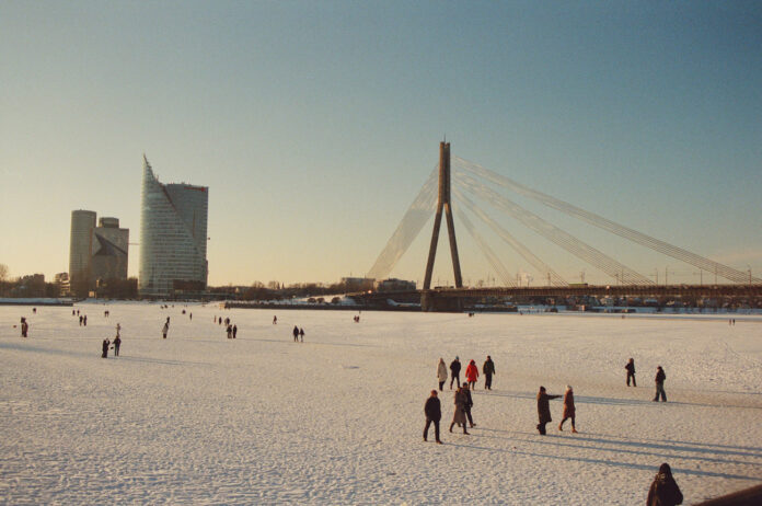 Daugavas ledus, aizliegums uzturēties uz ledus, Rīgas dome, Rīgas komiteja, Daugava Rīgā, ledus bīstamība, sods par uzturēšanos uz ledus, drošība uz ūdenstilpēm, ledus zem tiltiem, Rīgas policijas brīdinājums