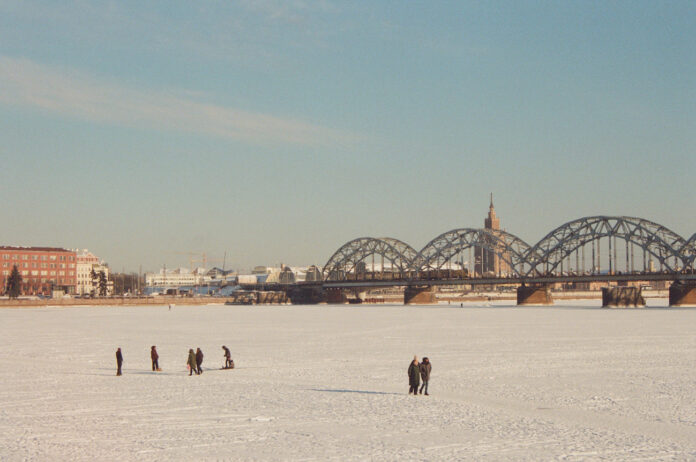 laika prognoze Latvijā, sniegs brīvdienās, sals Latvijā, temperatūra zem -20, anticiklons Latvijā, aukstuma vilnis, sniega sega, ziemas laiks Latvijā, sinoptiķu prognoze, februāra laiks, austrumu vējš, nokrišņi Latvijā