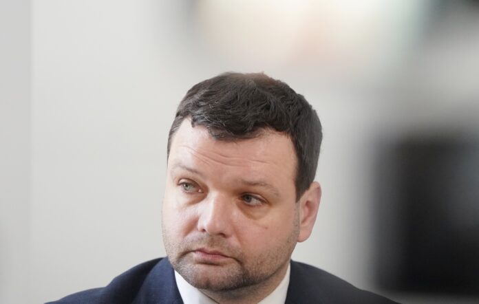 Reinis Uzulnieks, labklājības ministrs intervija, pensijas Latvijā, bāzes pensija Latvijā, mājokļa pabalsts, seniori Latvijā, pabalsti ģimenēm, inflācija Latvijā pensijas, sociālā politika Latvijā, invaliditātes pabalsti, demogrāfija Latvijā, ģimenes atbalsts, Labklājības ministrija, senioru nodarbinātība, pabalstu palielināšana Latvijā