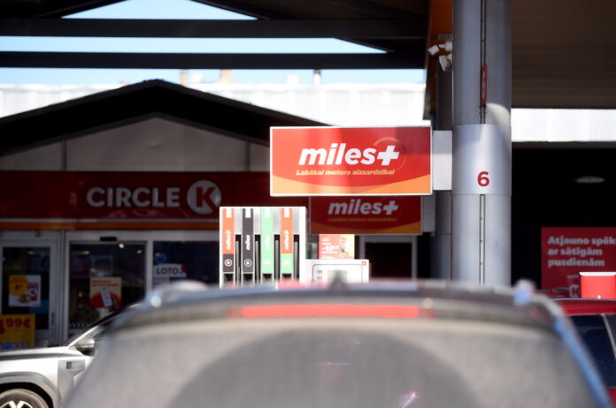 degvielas cenas Latvijā, dīzeļdegvielas cena Latvijā, degvielas cenu kāpums, degvielas cena 2026, dīzelis 2 eiro, benzīna cena Latvijā, Circle K cenas, Neste cenas