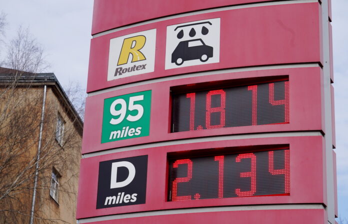 akcīzes nodoklis dīzeļdegvielai, degvielas cenas Latvijā, valdības lēmums degviela, dīzeļdegvielas cena, akcīzes samazinājums Latvija, Arvils Ašeradens, Finanšu ministrija Latvija, degvielas nodokļi,