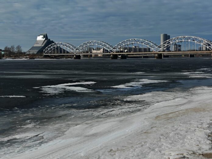 laika prognoze Latvijā, laikapstākļi šonedēļ, sals austrumos, migla no rīta, atkala Latvijā, slapjš sniegs, anticiklons Latvijā, gaisa temperatūra, sinoptiķu prognoze, brāzmains vējš piekrastē