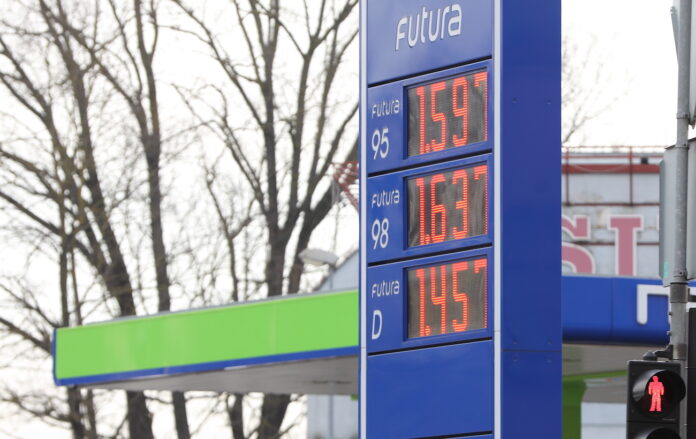 degvielas cenas Latvijā, virspeļņas nodoklis, Viktors Valainis, degvielas tirgotāji, akcīzes nodoklis dīzelim, degvielas cena eiro litrā, ekonomikas ministrs Latvijā,