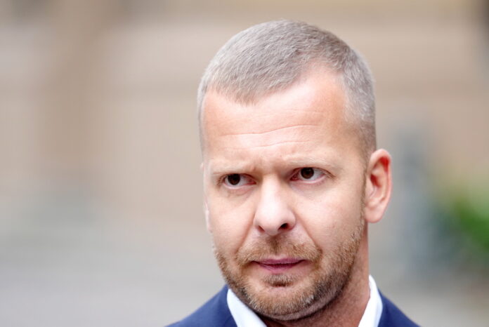 Aleksejs Rosļikovs, Rīgas dome, Baltkrievija, attālināta dalība, Rīgas domes sēde, Viesturs Kleinbergs, politiskais skandāls, deputāta pilnvaras, meklēšanā izsludināts, krimināllieta Latvijā