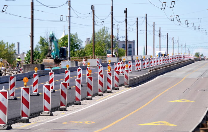 Latvijas ceļi, ceļu remonts Latvijā, Latvijas valsts ceļi, finansējuma trūkums, ceļu pārbūve, bedres Latvijā, infrastruktūra, ceļu kvalitāte, autoceļi Latvijā, LVC
