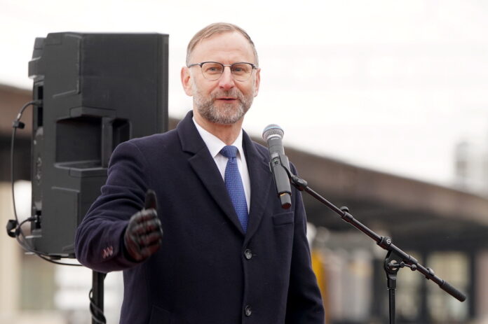 vilciena abonements Latvijā, vilcienu cenas, Atis Švinka, satiksmes ministrs Latvijā, Pasažieru vilciens, sabiedriskais transports Latvijā, degvielas cenas Latvijā, transporta izmaksas,