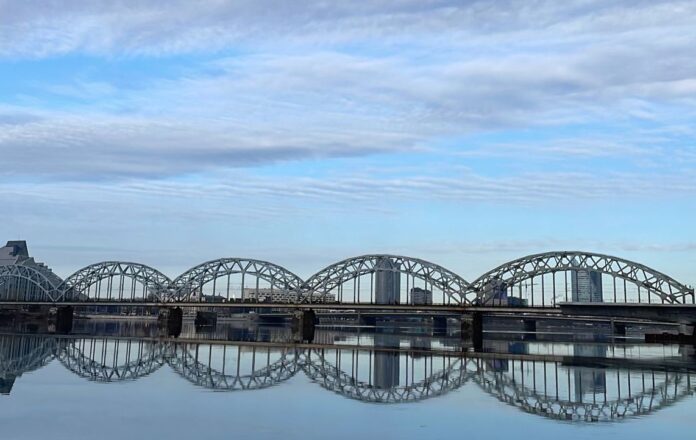 laikapstākļi Latvijā, laika prognoze nedēļas nogalē, lietus Latvijā, slapjš sniegs, temperatūra Latvijā, pavasara laikapstākļi, sinoptiķu prognoze, laiks piektdien, laiks brīvdienās, kad kļūs silts Latvijā