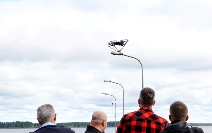 droni Latvijā, Rēzekne drons, šūnu apraide, Evika Siliņa, NBS droni, Krievijas droni, Latgale, Rēzeknes incidents, dronu apdraudējums, civilā aizsardzība, Andris Sprūds, VUGD, Latvijas gaisa telpa, bezpilota lidaparāti, drošības draudi Latvijā