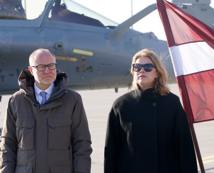 Evika Siliņa, Andris Sprūds, dronu incidents Latgalē, šūnu apraide, aizsardzības budžets, Latvijas aizsardzība, NBS, droni Latvijā, Rēzekne drons, premjere kritizē Sprūdu, aizsardzības ministrs, drošības krīze, Latvijas gaisa telpa