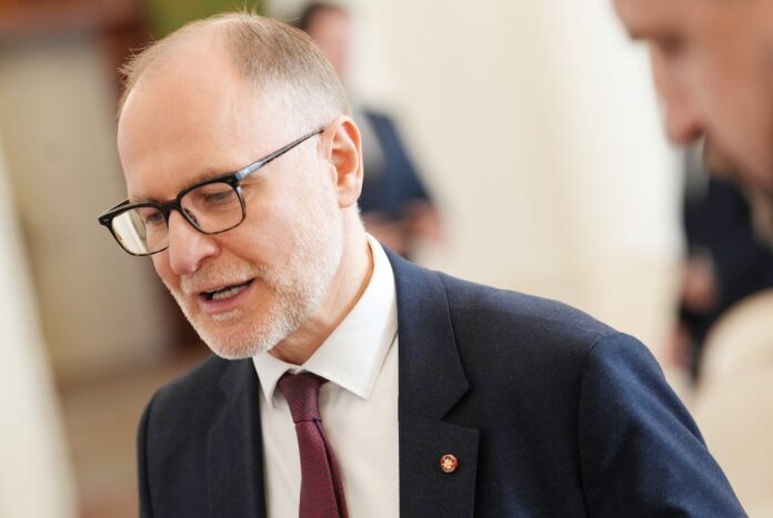 Andris Sprūds, aizsardzības ministrs, dronu incidents Latgalē, Sprūds atvaļinājumā, Evika Siliņa, šūnu apraide, opozīcijas demisijas pieprasījums, NBS, Rēzeknes drons, Atis Švinka, Latvijas aizsardzība, dronu krīze