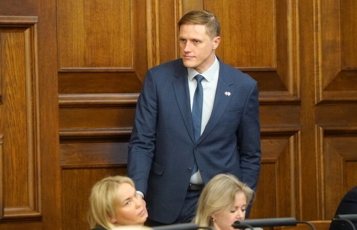 Jānis Dombrava, Iekšlietu ministrs, valsts valoda, latviešu valoda, Nacionālā apvienība, Dombravas rīkojums, Iekšlietu ministrija, jaunā valdība, Andris Kulbergs, valsts valodas lietošana, iekšlietu sistēma, darba pienākumi, Latvijas valdība, valsts valodas politika, NA