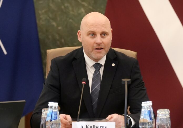 Andris Kulbergs, Kulberga valdība, Filips Rajevskis, jaunā valdība, Apvienotais saraksts, Jaunā Vienotība, Progresīvie, ZZS, Nacionālā apvienība, kokrūpnieku lieta, valdības izaicinājumi, Latvijas politika, Saeima, valdības darbs, vēlēšanas 2026, koalīcija