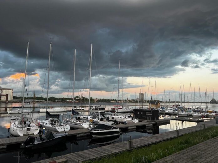 laika ziņas, laika prognoze, laikapstākļi Latvijā, stiprs vējš, vēja brāzmas, lietus, pērkona negaiss, ciklons, nedēļas nogales laiks, sinoptiķi, LVĢMC, gaisa temperatūra,