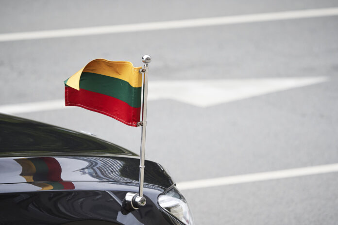 Lietuvas karogs uz auto