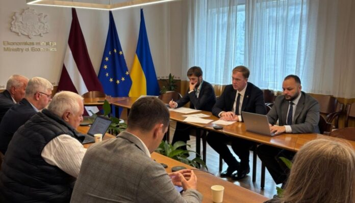 Ekonomikas ministrs Viktors Valainis tiekas ar ostu nozares pārstāvjiem